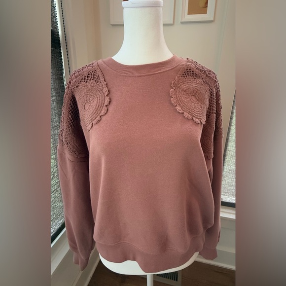 C&C California Tops - NWT. C&C California. Daisy Appliqué Sweatshirt. Dusty Rose. Size Medium.